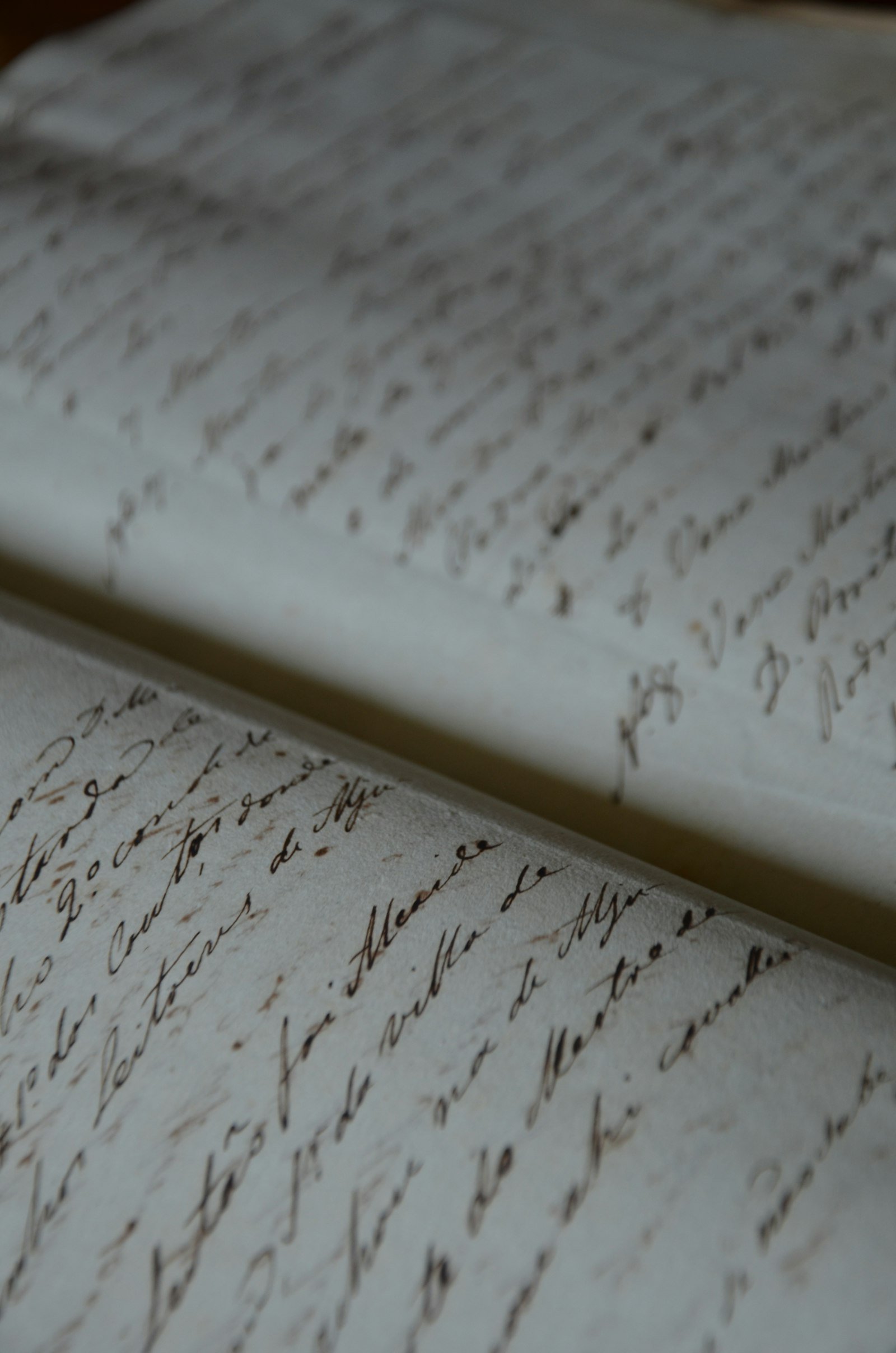 Primer plano de un papel antiguo escrito a mano