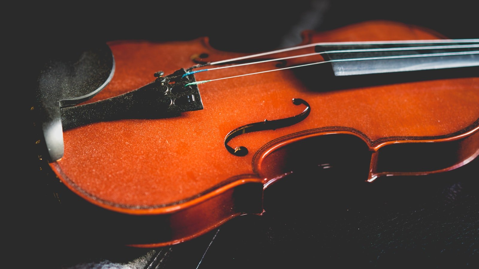 Violín antiguo apoyado, mostrando su caja de resonancia