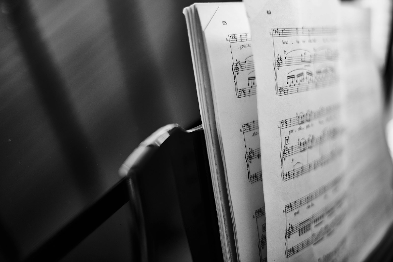 Partitura musical en blanco y negro, primer plano