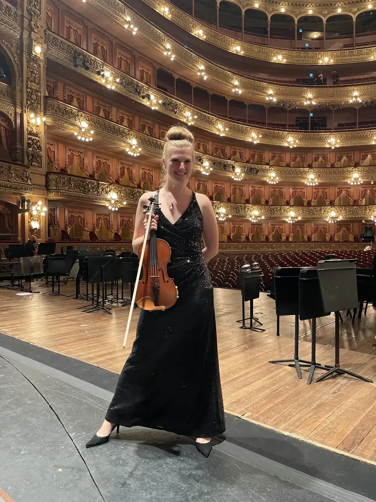 Tiziana Mingrone con violín sobre el escenario del Teatro Colón